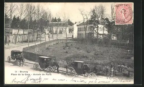 AK Brunoy, Place de la Gare, Arrivée de Paris