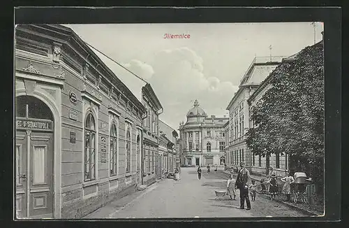 AK Jilemnice, Strassenpartie und Frau mit Kinderwagen