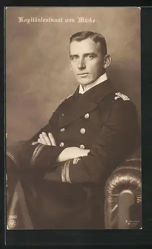 AK Kapitänleutnant von Mücke im Sessel sitzend