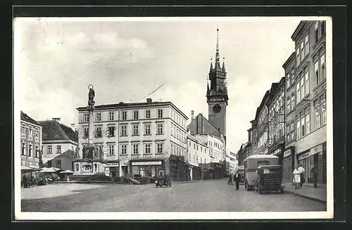 AK Znaim a. Thaya, auf dem Platz, Blick zur Kirche