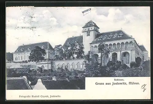 AK Joslowitz in Mähren, an den Wohnhäusern mit Blick zum Schloss