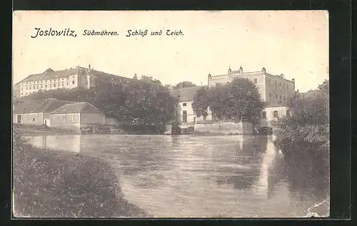 AK Joslowitz in Mähren, am Ufer des Schlossteichs, Blick zum Schloss