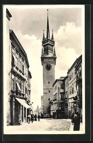 AK Znaim a.d. Thaya, Passanten in der Füttergasse mit dem Rathausturm
