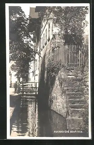 AK Rychnov n. Kneznou, Benatky, am treppenaufgang eines Hauses am Ufer