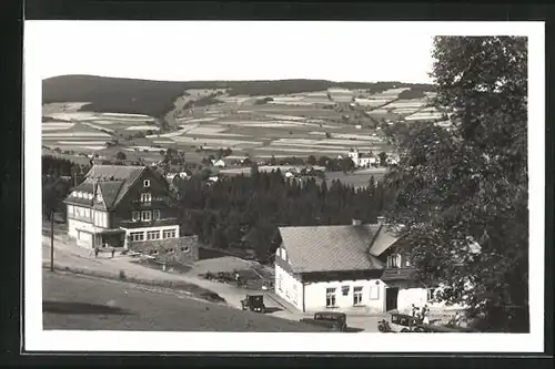 AK Destne, Orlicke Hory, Stemberska horska bouda Panorama a Jiraskuv dum, am Gasthaus über dem Tal