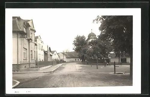 AK Albrechtice nad orl., auf der Strasse im Ort, Blick zum Kirchturm