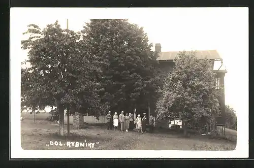 AK Zabrodi, Dolni Rybniky, Gruppenbild der Familie vor dem Haus