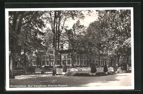 AK Bad Warmbrunn, am Hotel im Kurpark im Riesengebirge