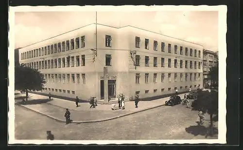AK Göding / Hodonin, Strassenpartie mit grossem Gebäude