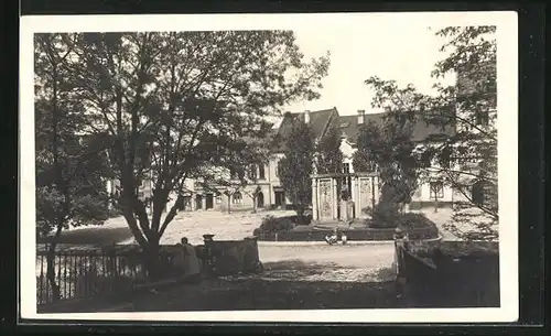 AK Prerov, Ortspartie mit Denkmal