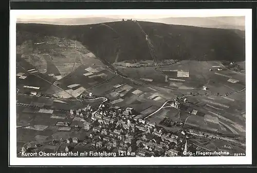 AK Oberwiesenthal, Fliegeraufnahme der gesamten Stadt mit Blick auf den Fichtelberg