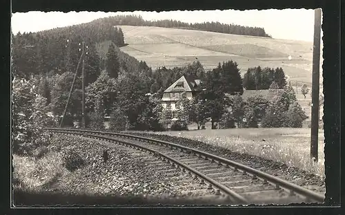 AK Neudorf im Erzgeb., Hotel Vierenstrasse, an der Bahnstrecke