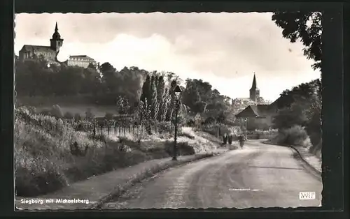 AK Siegburg, auf der Strasse unter dem Michaelsberg, Blick zum Kirchturm