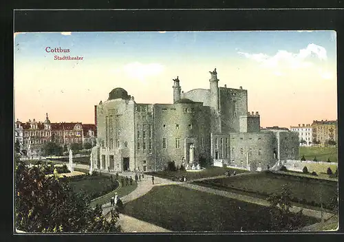 AK Cottbus, Anlagen und Passanten vor dem Stadttheater