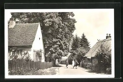 AK Ferch am Schwielowsee, auf der Dorfstrasse vor einem Wohnhaus