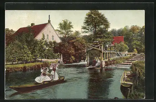 AK Neu Zauche, Gondelfahrt, Frauen in Trachten am Forsthaus Kanno-Mühle-Schleuse