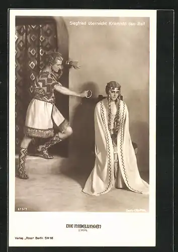 AK Siegfried überreicht Kriemhild den Reif, Szene aus Die Nibelungen