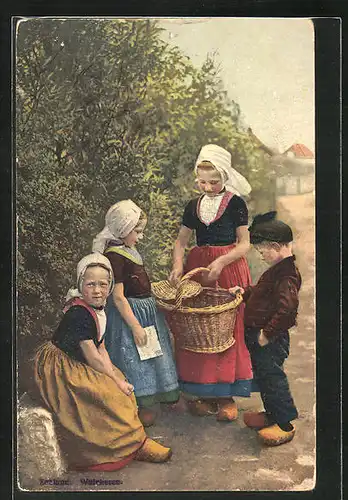 Künstler-AK Photochromie Nr. 2938: drei Mädchen und ein Junge in Trachten mit einem Flechtkorb