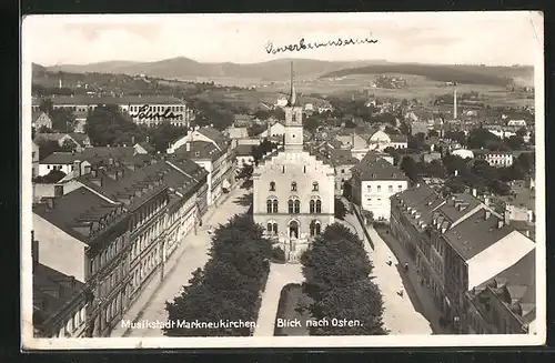 AK Markneukirchen, Blick nach Osten auf das Rathaus und die Stadt