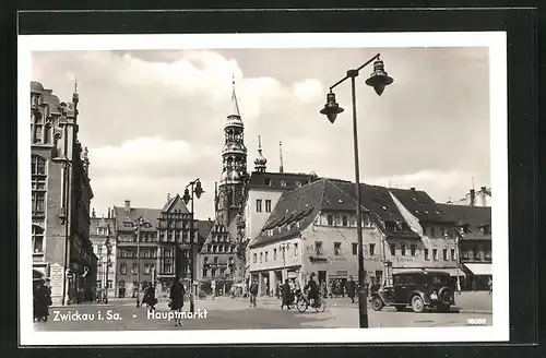 AK Zwickau i. Sa., Passanten vor dem Rathaus auf dem Hauptmarkt, Blick zum Dom