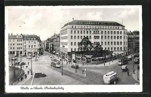 AK Halle a. Saale, eine Strassenbahn auf dem Riebeckplatz, das Hotel Goldene Kugel