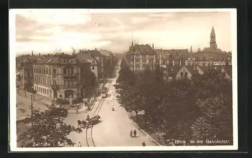 AK Zwickau i. Sa., Blick in die Bahnhofstrasse, eine Strassenbahn vor den Stadthäusern