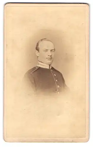 Fotografie Julius Ciere, Hannover, Sophienstr. 5, Einjährig-Freiwilliger Gustav Brodthagen in Gardeuniform, 1868