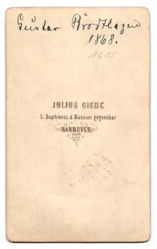 Fotografie Julius Ciere, Hannover, Sophienstr. 5, Einjährig-Freiwilliger Gustav Brodthagen in Gardeuniform, 1868