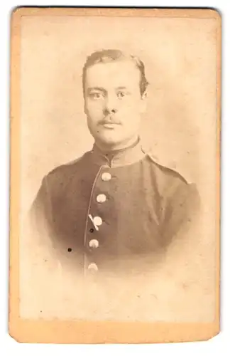 Fotografie Emil Markwort, Darmstadt, Obere Hügelstr. 18, Portrait junger Soldat in Uniform mit Moustache