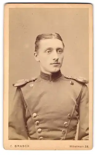 Fotografie C. Brasch, Berlin, Wilhelm.Str. 58, Portrait Einjährig-Freiwilliger in Uniform mit Epauletten, 1877