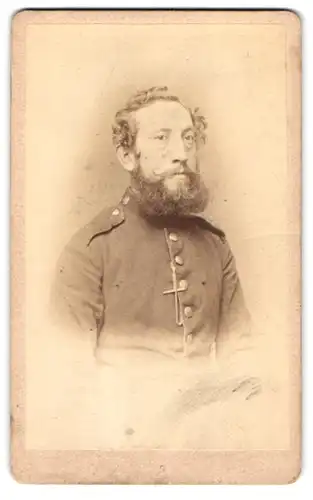 Fotografie G. A. Teth, Wittenberge, Jüdenstr. 351, Portrait Soldat Kohlhoff in Uniform I.R. 20 mit buschigem Vollbart
