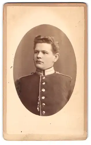 Fotografie H. Zeidler, Berlin, Jerusalemer Str. 59, Portrait junger Soldat in Gardeuniform mit Locken