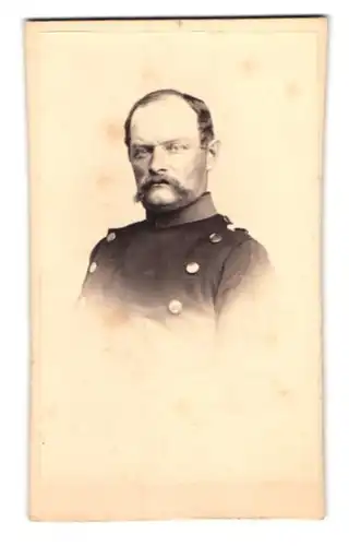 Fotografie B. Erdmann, Mainz, Gr. Bleiche, Portrait Soldat in Uniform mit Schnauzbart