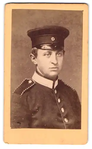 Fotografie Albert Dümmel, Berlin, Berg-Str. 70, Portrait Einjährig-Freiwilliger in Uniform mit Schirmmütze