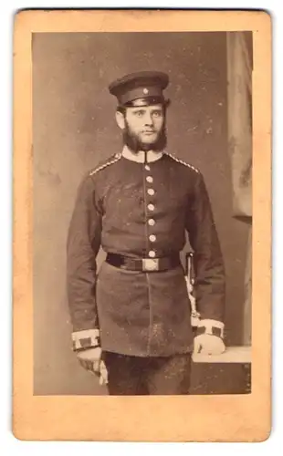 Fotografie Albert Dümmel, Berlin, Berg-Str. 70, Portrait Einjährig-Freiwilliger in Uniform mit Backenbart udn Bajonett