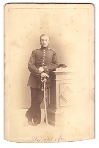 Fotografie C. Günther, Berlin, Dorotheen-Str. 83, Portrait Soldat Heinrich in Uniform auf Säbel gestützt