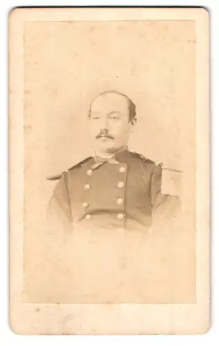 Fotografie H. Sachse, Burg, Portrait Offizier in Uniform mit Epauletten