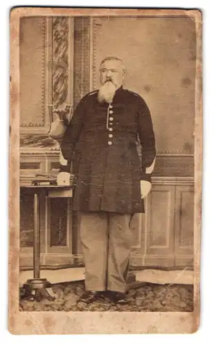 Fotografie unbekannter Fotograf und Ort, Portrait rundlicher Soldat Nikolaus Siebert in Uniform mit weissen Ziegenbart