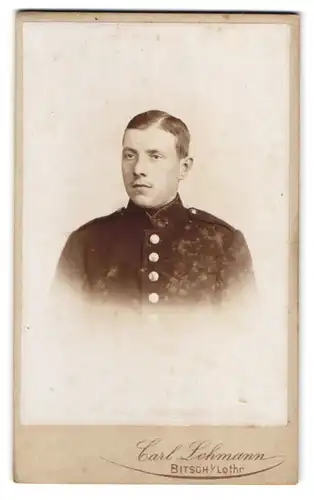 Fotografie Carl Lehmann, Bitsch i. Loth., Portrait französischer Soldat in Uniform mit Mittelscheitel