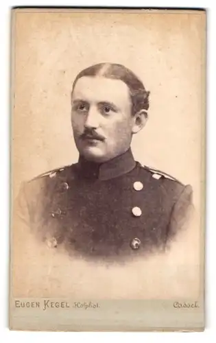 Fotografie Eugen Kegel, Cassel, Gr. Rosenstr. 5, Portrait Soldat in Uniform mit Mittelscheitel