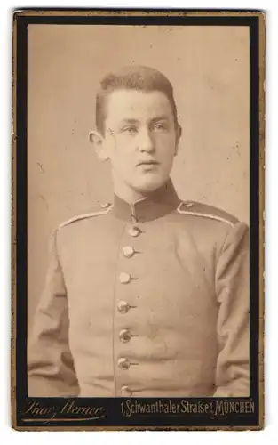 Fotografie Franz Werner, München, Schwanthaler Str. 1, Portrait junger Einjährig-Freiwilliger Franz Werholut in Uniform