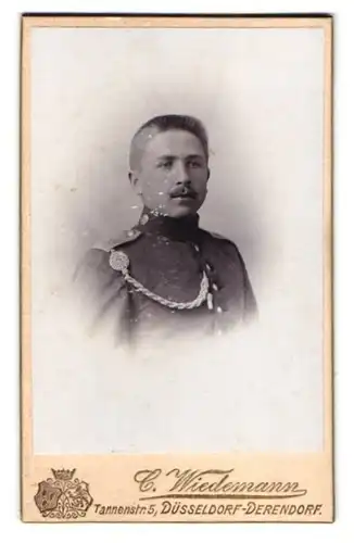 Fotografie C. Wiedemann, Düsseldorf, Tannerstr. 5, Portrait Soldat in Unfiorm Rgt. 39 mit Schützenschnur