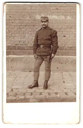 Fotografie J. Rublic, Königinhof an der Elbe, Hankastr. 70, Portrait österreichischer Soldat in Uniform mit Bajonett