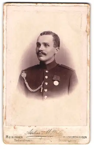 Fotografie Atelier Meffert, Meiningen, Sedanstr., Portrait Soldat in Uniform mit Orden und Schützenschnur