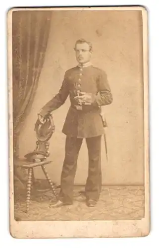 Fotografie Photog. Institut Berlin, Berlin, Oranienburgerstr. 39, Portrait Soldat in Gardeuniform Rgt. G. z. F. 2