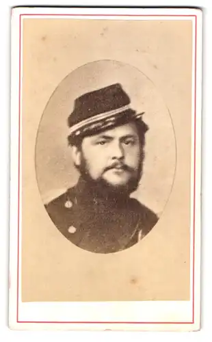 Fotografie unbekannter Fotograf und Ort, Portrait Offizier Heinrich Kellenberger in Uniform mit Vollbart