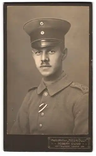 Fotografie Robert Cund, Berlin, Kottbusser Damm, Portrait junger Soldat in Feldgrau Uniform Rgt. 50 mit Ordensband