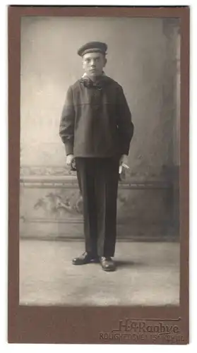 Fotografie H. R. Raabye, Kopenhagen, Portrait junger Matrose in Uniform