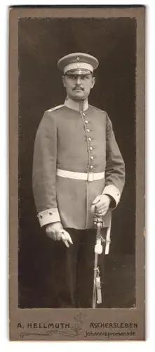 Fotografie A. Hellmuth, Aschersleben, Johannsipromenade, Soldat in Uniform mit Säbel und Portepee, 1903