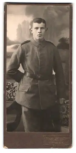 Fotografie Max Zeller, Göppingen, Portrait junger Soldat in Feldgrau Uniform